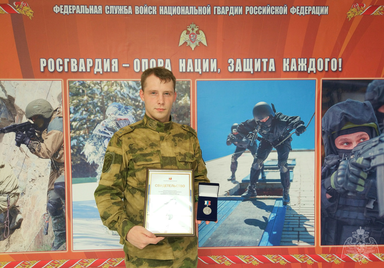Военнослужащий Управления Росгвардии по Республике Карелия награждён общественной наградой Российского союза писателей. 