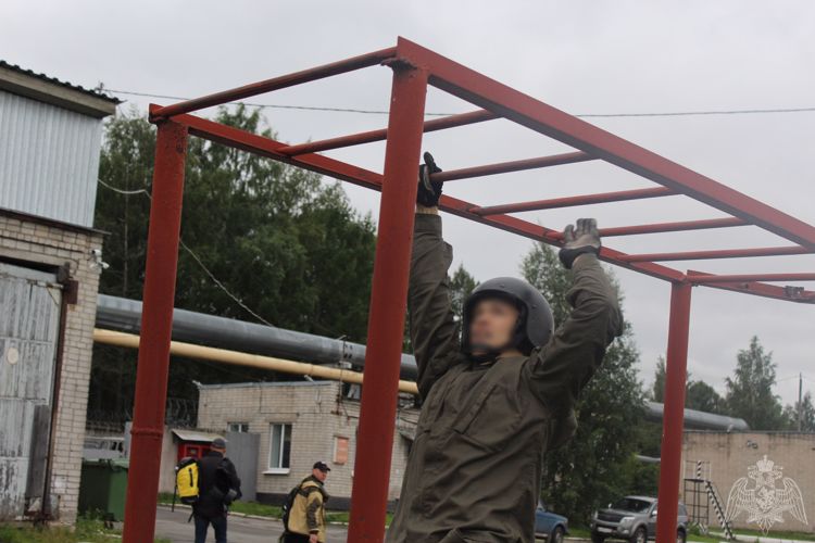 Команды СОБР и ОМОН Управления Росгвардии по Республике Карелия стали призёрами в соревнованиях по триатлону специального назначения