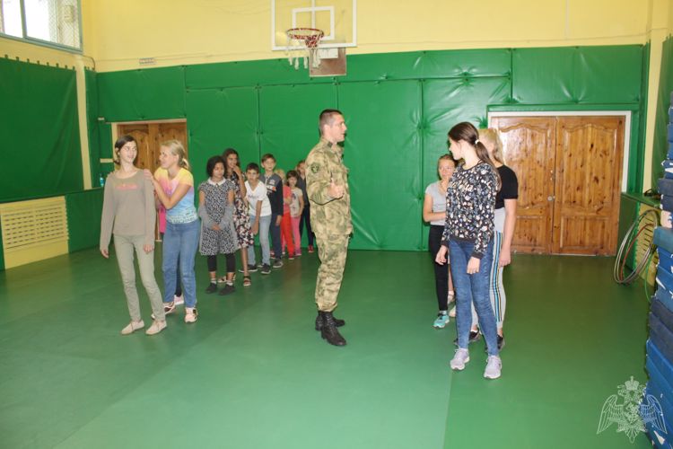 Карельские росгвардейцы провели военно-патриотическое занятие в детском лагере посёлка Шуя
