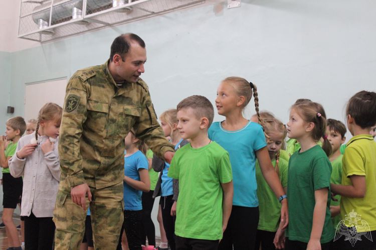 В рамках столетия со дня рождения Михаила Калашникова карельские росгвардейцы провели эстафету для детей младших классов