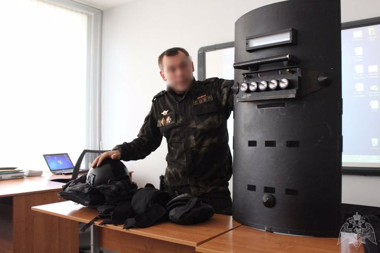 Сотрудник СОБР рассказал петрозаводским школьникам о службе