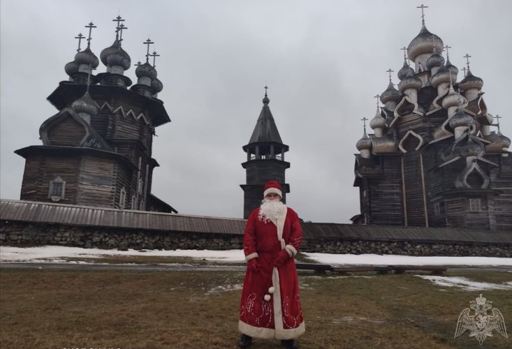 На острове Кижи Дед Мороз поздравил сотрудников вневедомственной охраны с Новым годом