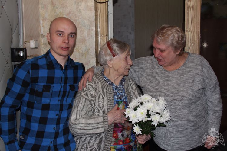 Сотрудники вневедомственной охраны поздравили ветерана Великой Отечественной войны Марию Ивановну Мурсалову с праздником