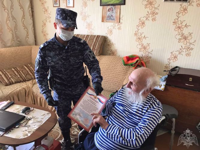 В рамках всероссийской акции «Автограф Победы» росгвардейцы посетили на дому ветеранов вневедомственной охраны, переживших Великую Отечественную войну