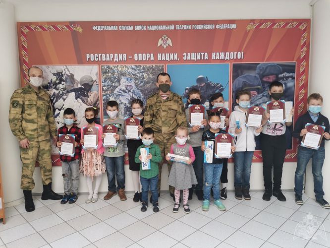 В Международный день защиты детей в Управлении Росгвардии по Республике Карелия наградили победителей творческого конкурса «Открытка ветерану»