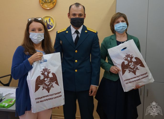 Росгвардейцы приняли участие в акции «Благотворительный школьный базар»