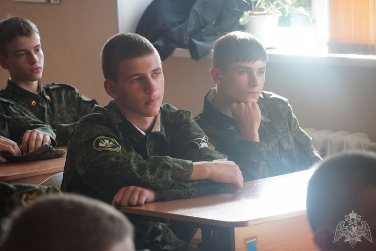 Сотрудник карельского ОМОН провел занятие для кадет по случаю Дня солидарности в борьбе с терроризмом