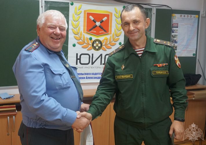 Заместитель начальника территориального управления Росгвардии вручил благодарственное письмо воспитателю Карельского кадетского корпуса имени Александра Невского