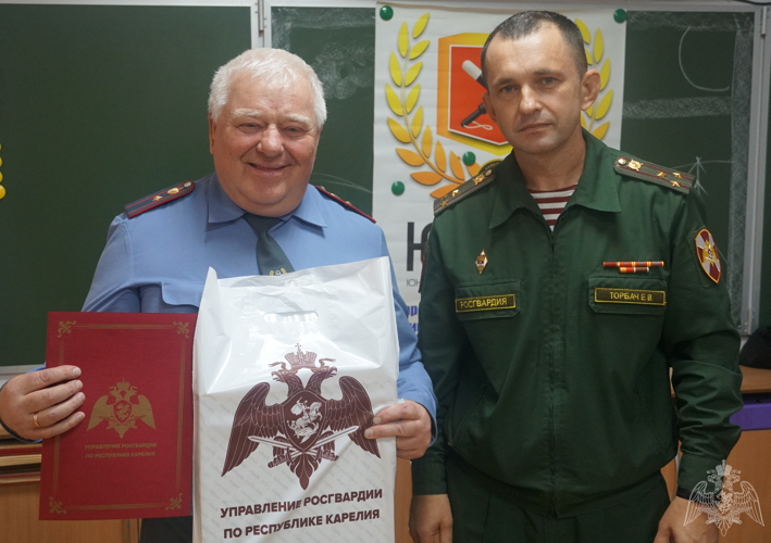 Заместитель начальника территориального управления Росгвардии вручил благодарственное письмо воспитателю Карельского кадетского корпуса имени Александра Невского