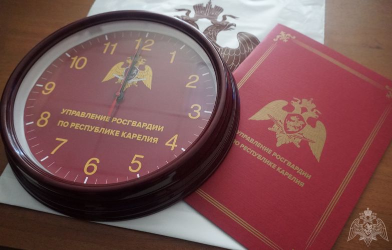 Заместитель начальника территориального управления Росгвардии вручил благодарственное письмо воспитателю Карельского кадетского корпуса имени Александра Невского