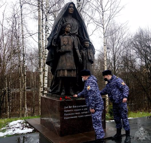В День матери руководство регионального управления Росгвардии возложили цветы к памятнику солдатским матерям России
