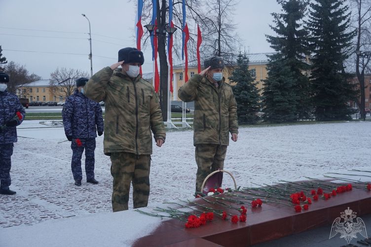 В Петрозаводске росгвардейцы возложили цветы к мемориалу «Вечный огонь»