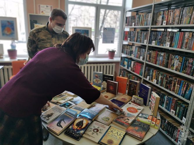 Военнослужащий Росгвардии присоединился к акции «Дарите книги с любовью»