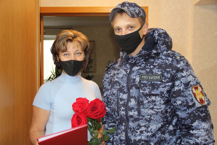 Представители Росгвардии поздравили подполковника полиции в отставке Зинаиду Харитонову с юбилеем