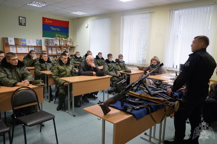Спецназовцы провели урок мужества для кадетов в преддверии Дня образования СОБР Росгвардии