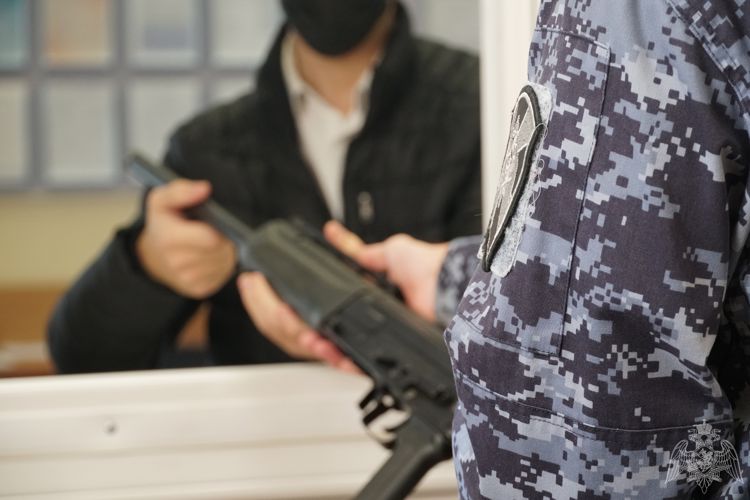 В Карелии частная охранная организация добровольно сдала росгвардейцам несколько единиц оружия 