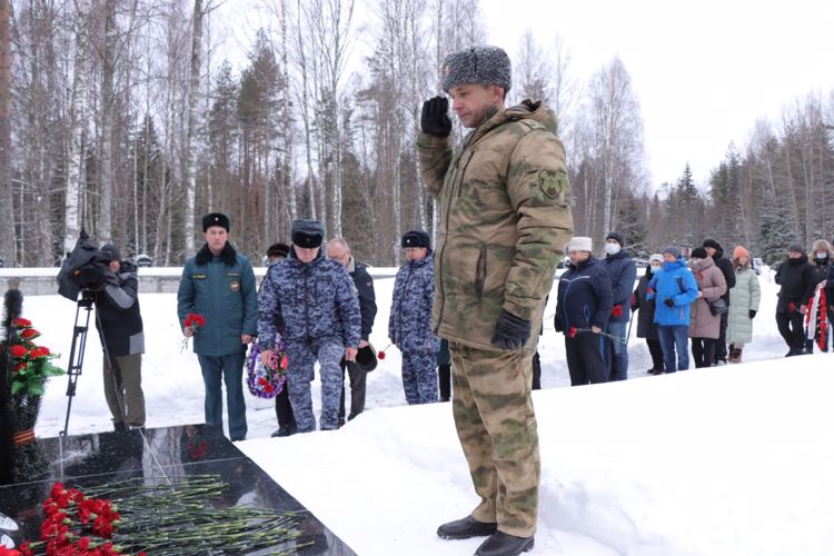 Руководство Росгвардии приняли участие в торжественном открытии памятника военным медикам в Карелии