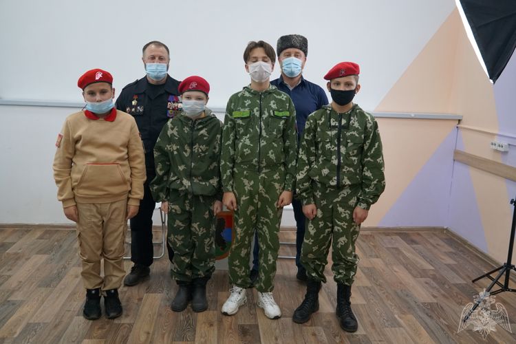 В Карелии председатель Совета ветеранов Росгвардии встретился с юнармейцами