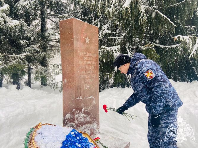 В Карелии сотрудники вневедомственной охраны Росгвардии возложили цветы к мемориалу в Орзеге в честь Дня защитника Отечества