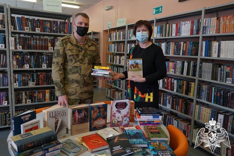 В Карелии личный состав Росгвардии присоединился к акции «Дарите книги с любовью»