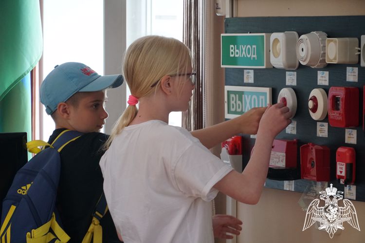 Юные жители Карелии побывали с экскурсией в отделе вневедомственной охраны Росгвардии (видео)