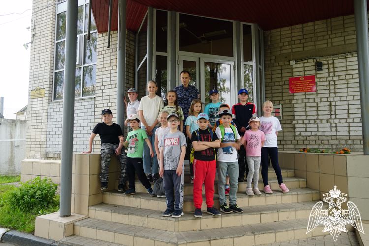 Юные жители Карелии побывали с экскурсией в отделе вневедомственной охраны Росгвардии (видео)