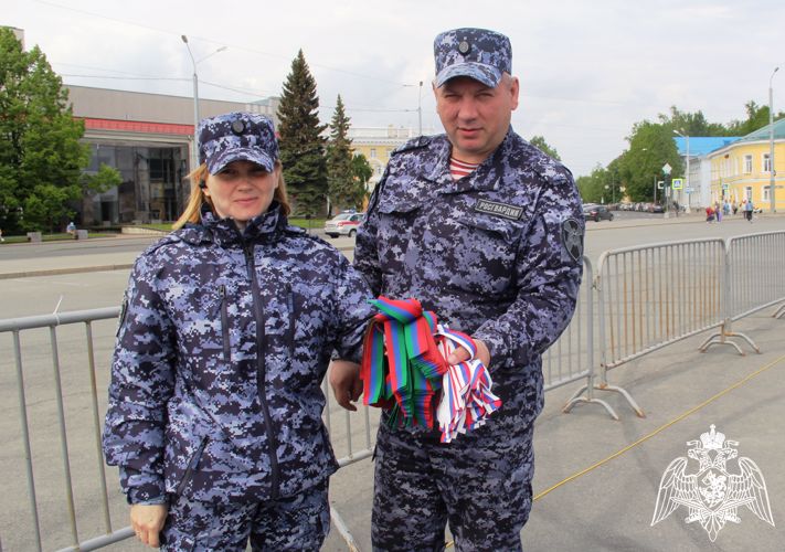 Росгвардейцы раздали ленточки-триколоры жителям и гостям столицы Карелии в честь празднования Дня России
