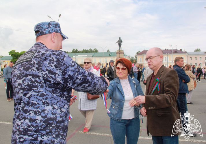 Росгвардейцы раздали ленточки-триколоры жителям и гостям столицы Карелии в честь празднования Дня России
