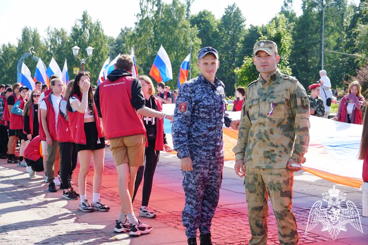 Карельские росгвардейцы отметили День флага шествием с российским триколором (ВИДЕО)