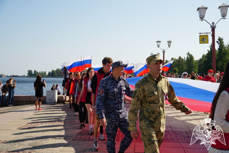 Карельские росгвардейцы отметили День флага шествием с российским триколором (ВИДЕО)