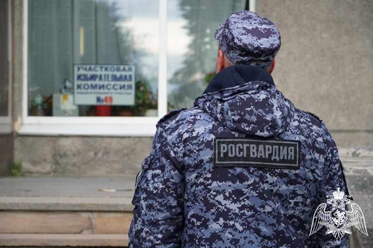 Представители Росгвардии принимают участие в обеспечении общественной безопасности при проведении выборов главы Карелии