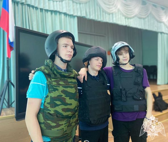 Офицеры Росгвардии встретились со школьниками в преддверии Дня вневедомственной охраны