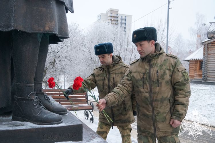В Карелии личный состав Росгвардии возложил цветы к памятнику солдатским матерям России