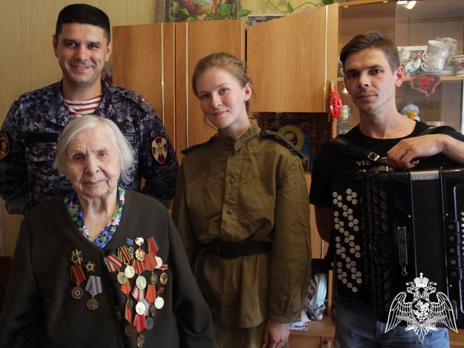 В Петрозаводске росгвардейцы поздравили ветерана войны с 98-летием
