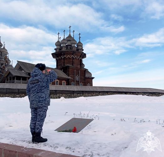 Сотрудники Росгвардии возложили цветы к братской могиле на острове Кижи
