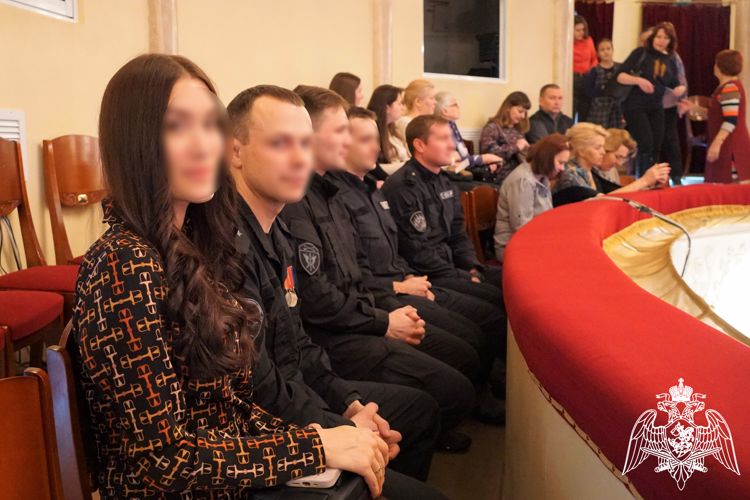 Карельские росгвардейцы вместе с руководителем ведомства посетили праздничный концерт