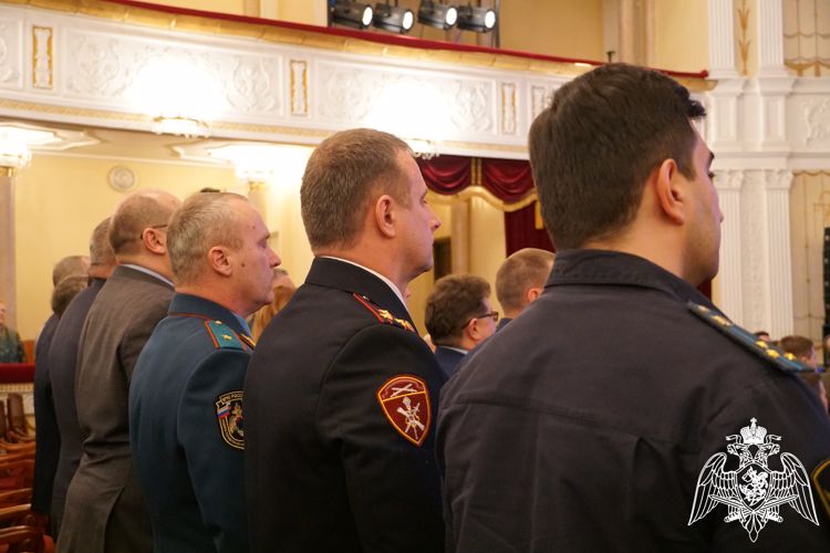 Карельские росгвардейцы вместе с руководителем ведомства посетили праздничный концерт