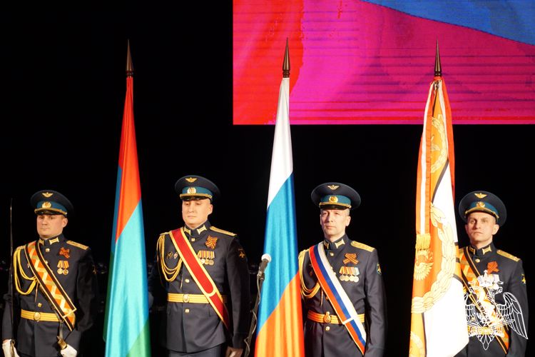 Карельские росгвардейцы вместе с руководителем ведомства посетили праздничный концерт