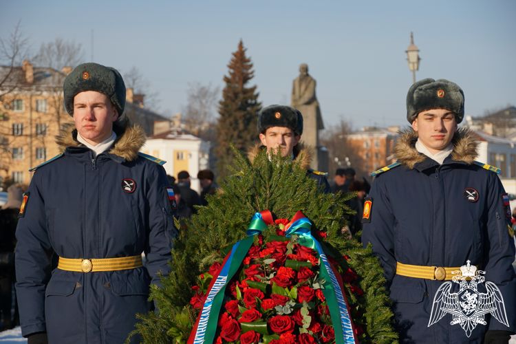 Начальник регионального управления Росгвардии возложил цветы к Вечному огню (видео)