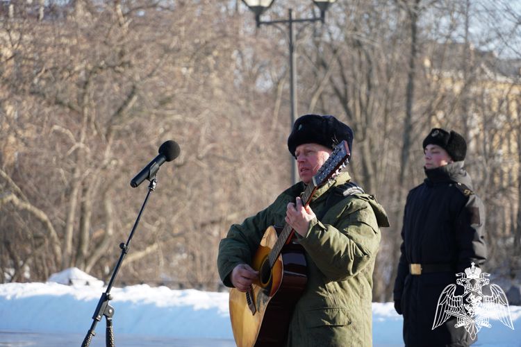 Начальник регионального управления Росгвардии возложил цветы к Вечному огню (видео)