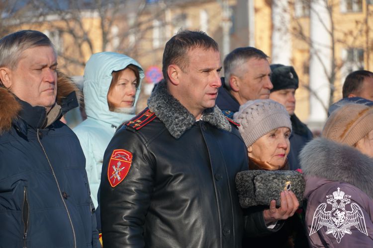 Начальник регионального управления Росгвардии возложил цветы к Вечному огню (видео)