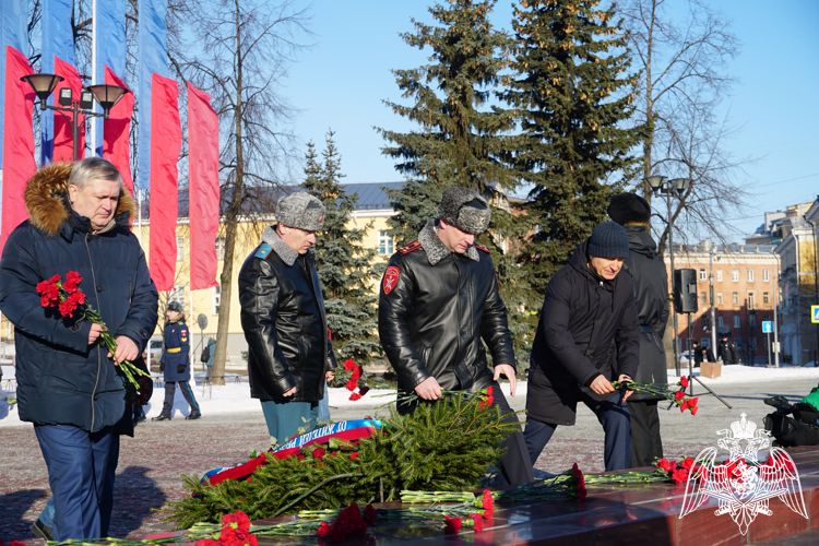 Начальник регионального управления Росгвардии возложил цветы к Вечному огню (видео)