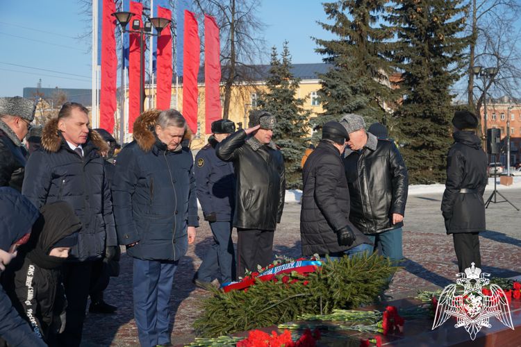 Начальник регионального управления Росгвардии возложил цветы к Вечному огню (видео)