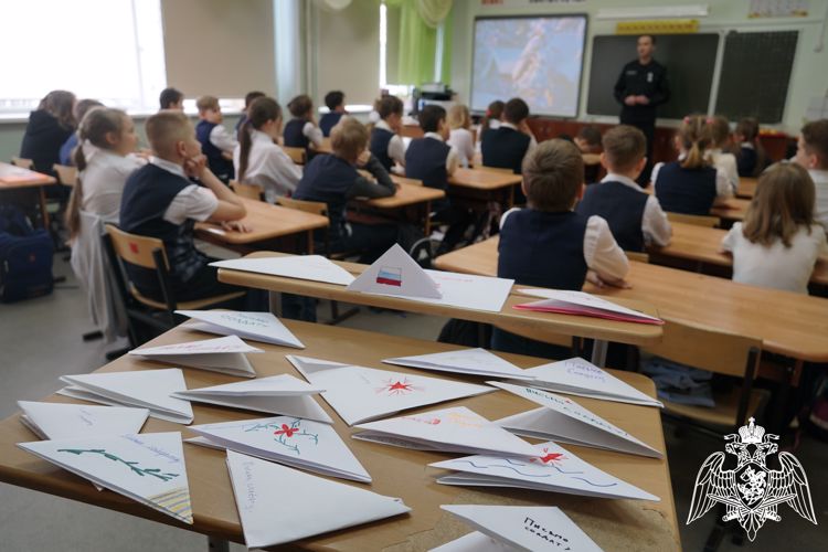 Представитель ОМОН «Илвес» Управления Росгвардии по Республике Карелия провел занятие для школьников