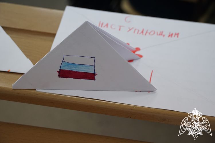 Представитель ОМОН «Илвес» Управления Росгвардии по Республике Карелия провел занятие для школьников