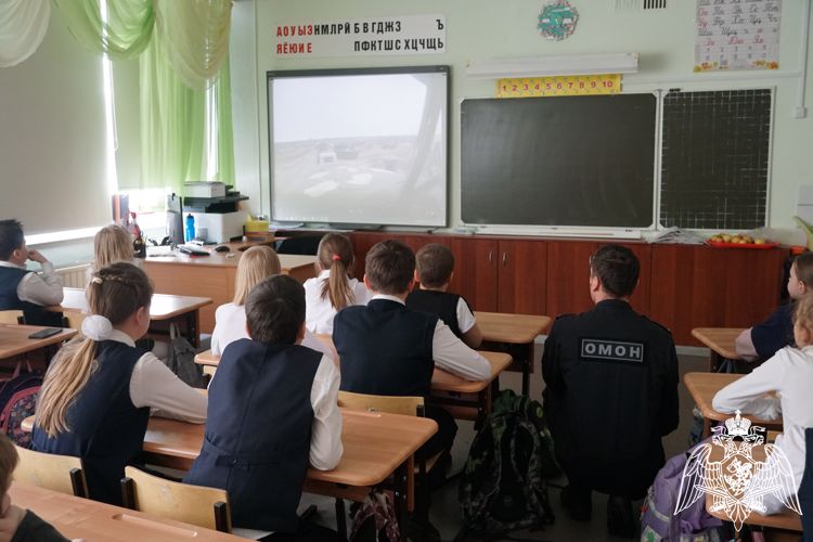 Представитель ОМОН «Илвес» Управления Росгвардии по Республике Карелия провел занятие для школьников