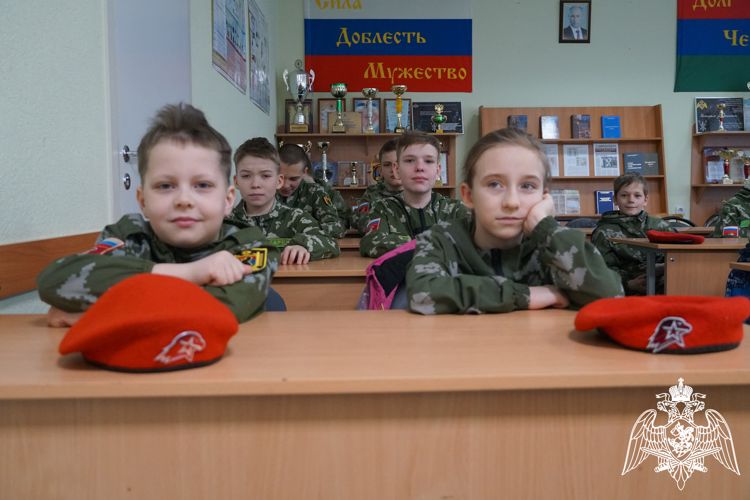 Юнармейцы и учащиеся школы искусств посетили пункт постоянной дислокации карельского СОБР «Карху»