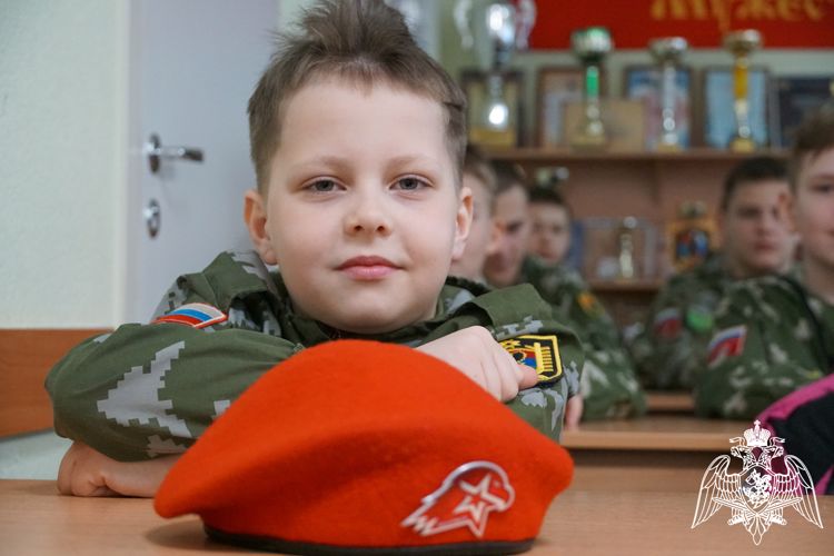 Юнармейцы и учащиеся школы искусств посетили пункт постоянной дислокации карельского СОБР «Карху»