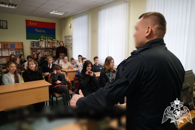 Юнармейцы и учащиеся школы искусств посетили пункт постоянной дислокации карельского СОБР «Карху»