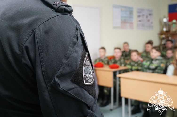 Юнармейцы и учащиеся школы искусств посетили пункт постоянной дислокации карельского СОБР «Карху»